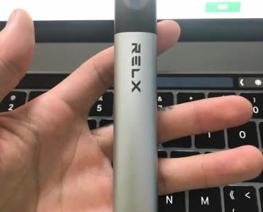 relx悦刻四代电子烟充电怎么看满没满？