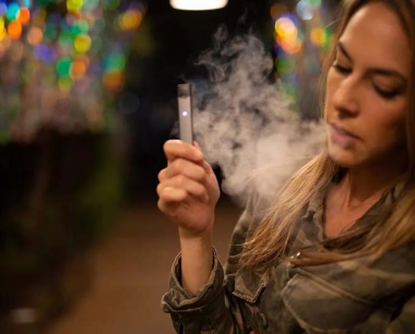 调查显示，越来越多的烟民使用电子烟来戒烟