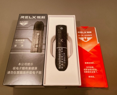 relx悦刻推出了高端产品宙斯破界；外形超酷；功能超棒！